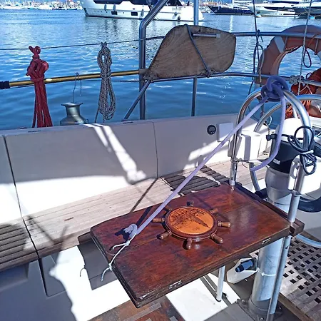 Bateau-hôtel Bed&boat L' Isola Che Non C'è *