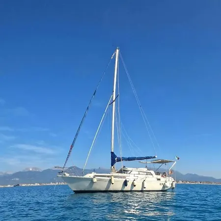 Bed & Boat L' Isola Che Non C'e * ヴィアレッジョ