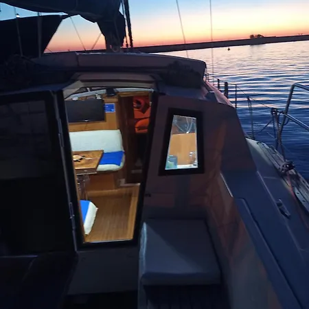 Bed&boat L' Isola Che Non C'è Bateau-hôtel