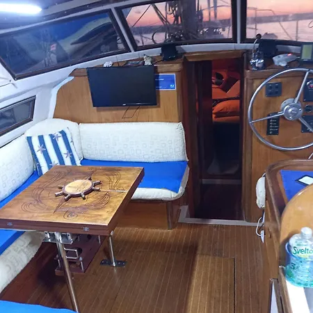 Bateau-hôtel Bed&boat L' Isola Che Non C'è