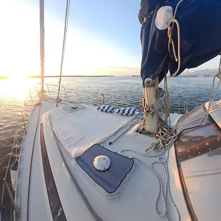 Bed & Boat L' Isola Che Non C'e Виареджо