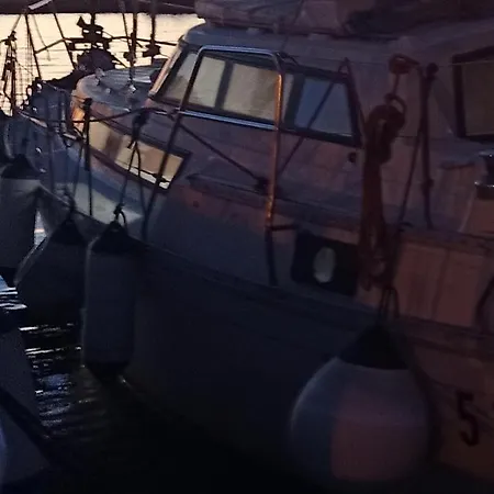 Ботель Bed & Boat L' Isola Che Non C'e Виареджо