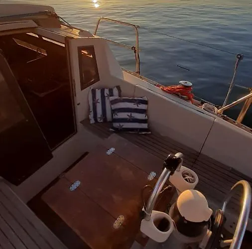 Bed & Boat L' Isola Che Non C'e Hotel en barco Viareggio