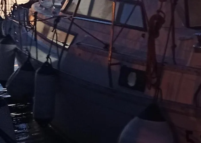 Πλωτό κατάλυμα Bed & Boat L' Isola Che Non C'e Βιαρέτζιο